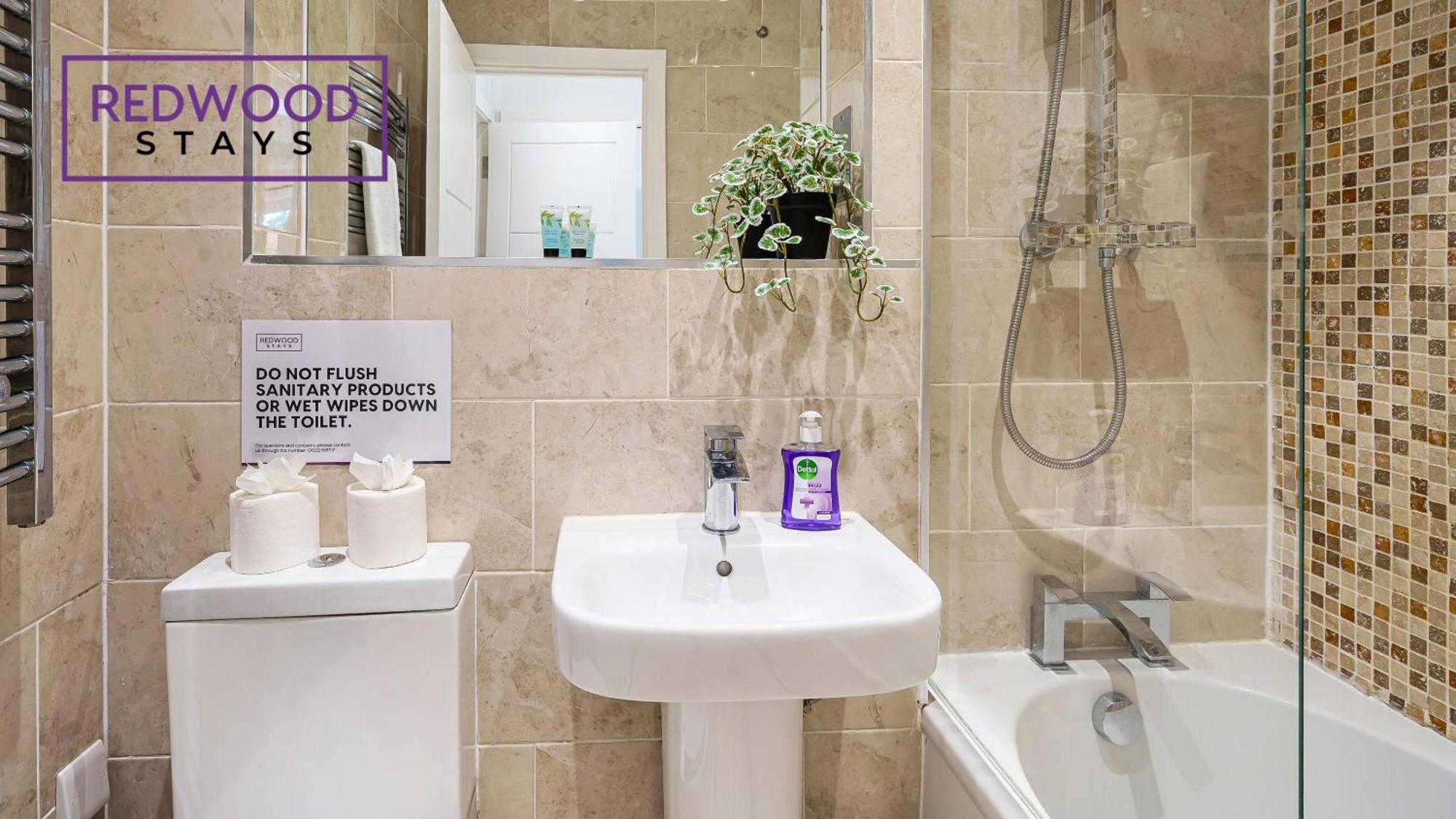 1 Bed 1 Bath Town Center Apartments For Corporates & Contractors, Wifi, Netflix And Parking On Selected Units By Redwood Stays Aldershot Zewnętrze zdjęcie